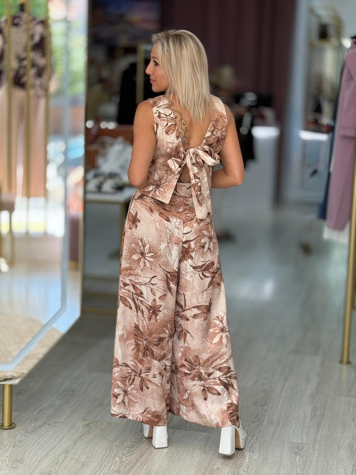 Calça curta wide leg estampada com pregas
