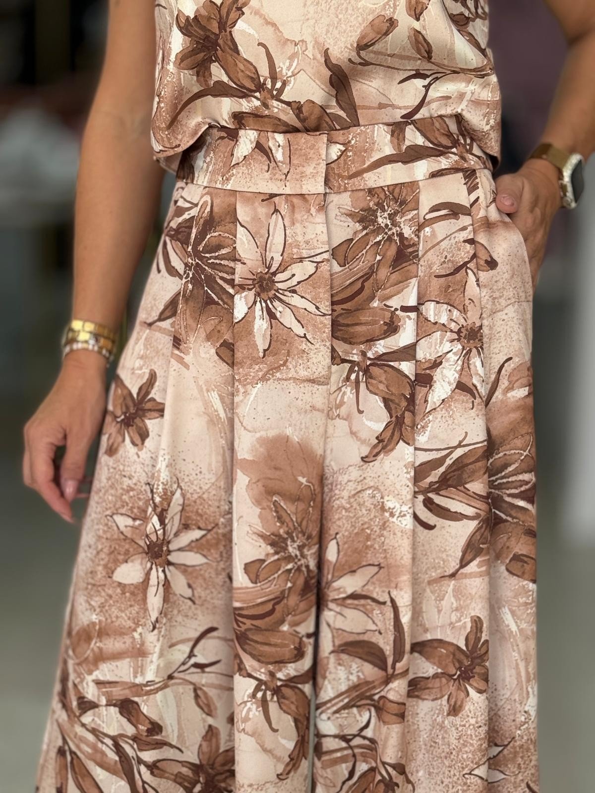Calça curta wide leg estampada com pregas