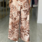 Calça curta wide leg estampada com pregas