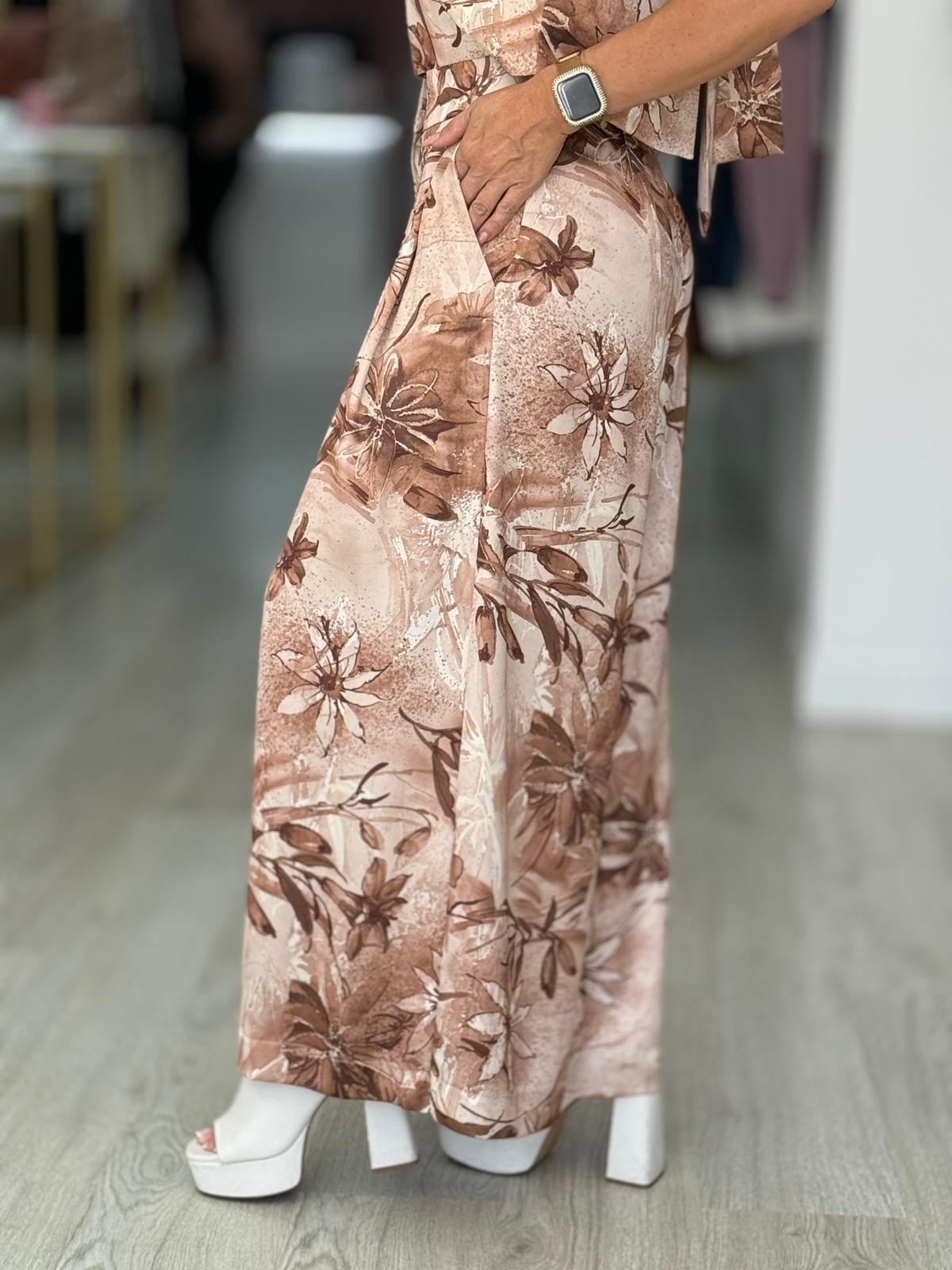 Calça curta wide leg estampada com pregas