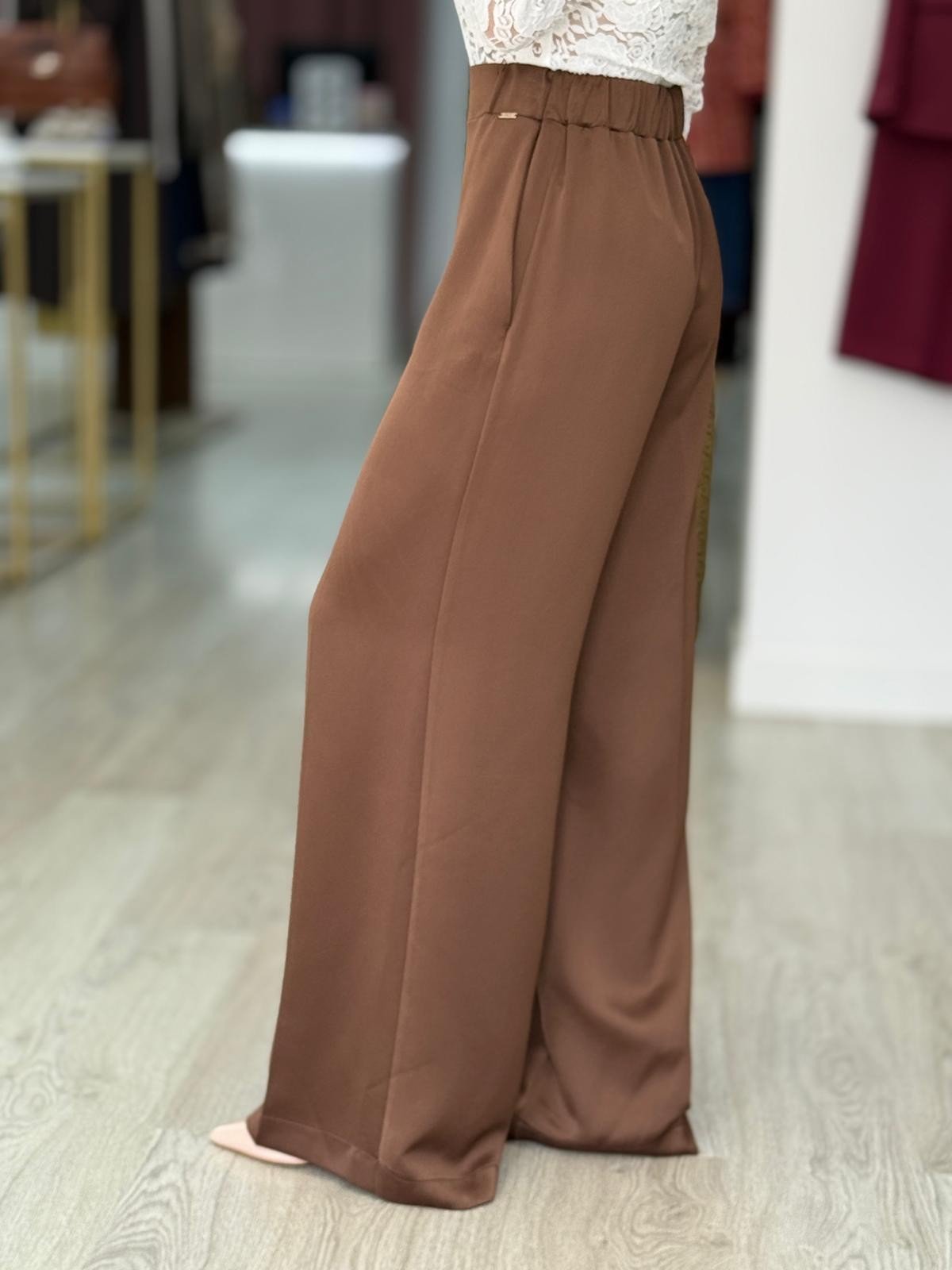 Calça wide leg acetinada