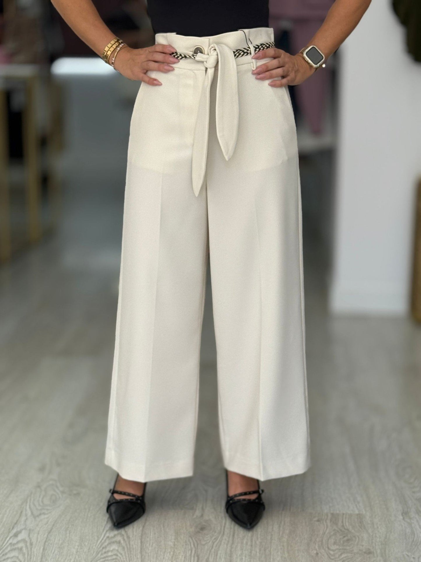 Calça fluida com cintura subida e cinto