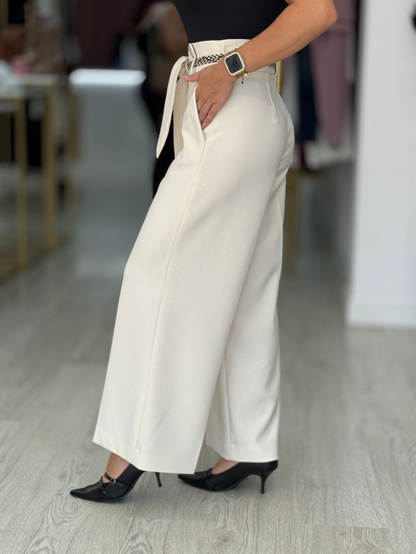 Calça fluida com cintura subida e cinto