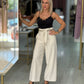 Calça fluida com cintura subida e cinto