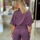 Blusa curta acetinada com decote em trespasse
