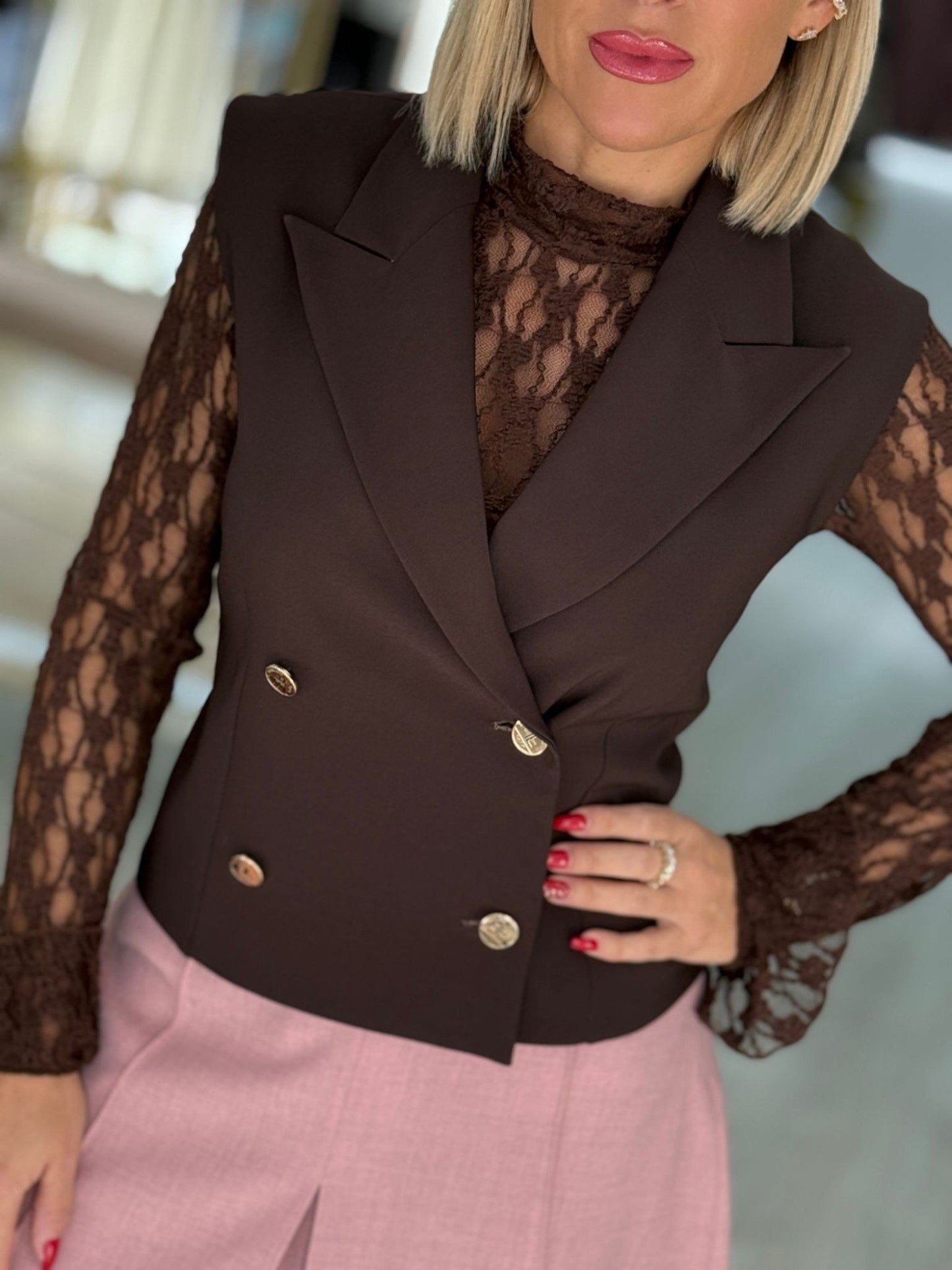 Colete curto de alfaiataria em trespasse