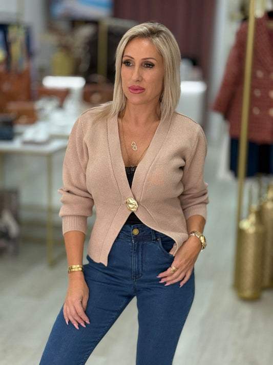 Casaco de malha com botão dourado