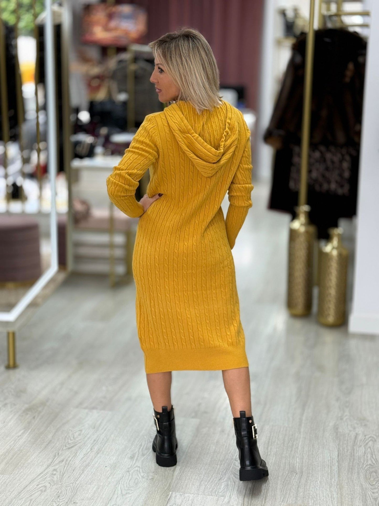 Vestido de malha com capuz e padrão entrançado (+ cores)