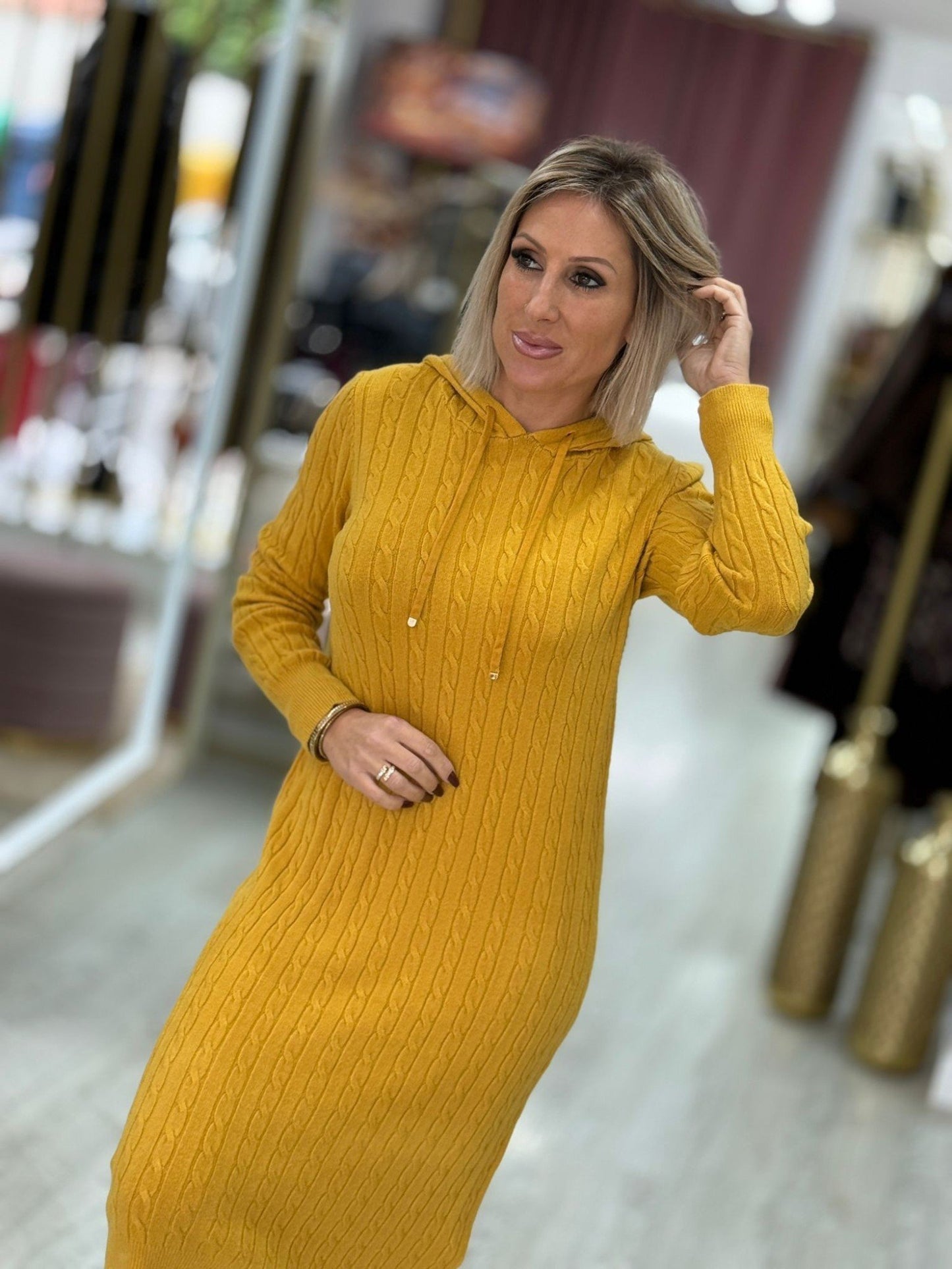 Vestido de malha com capuz e padrão entrançado (+ cores)