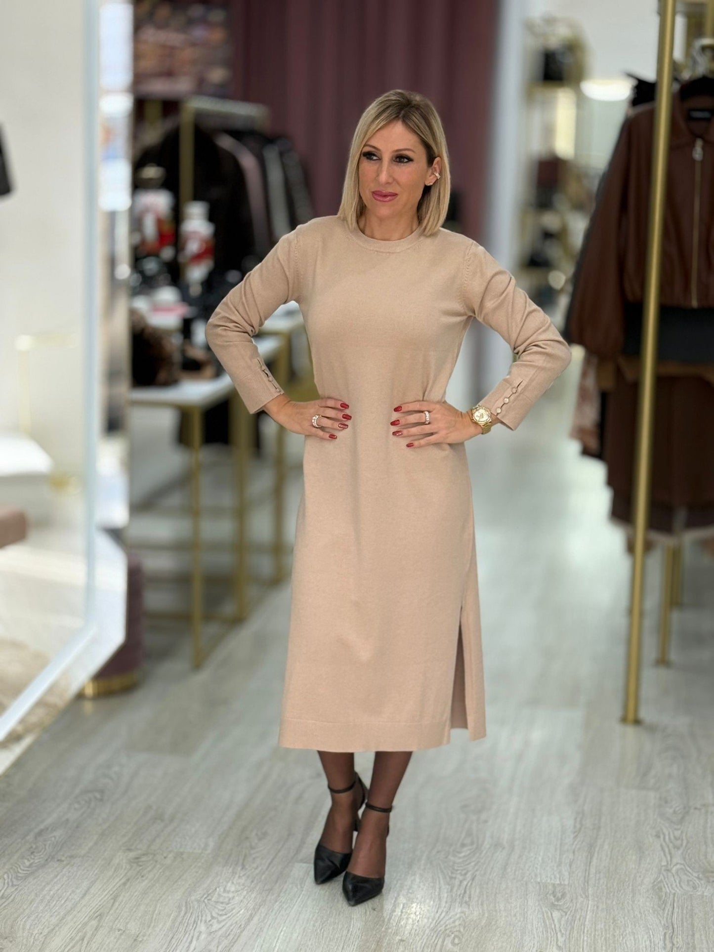 Vestido de malha midi com rachas laterais
