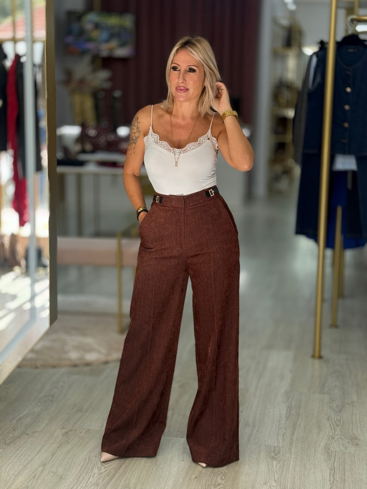 Calça wide leg com fivelas laterais