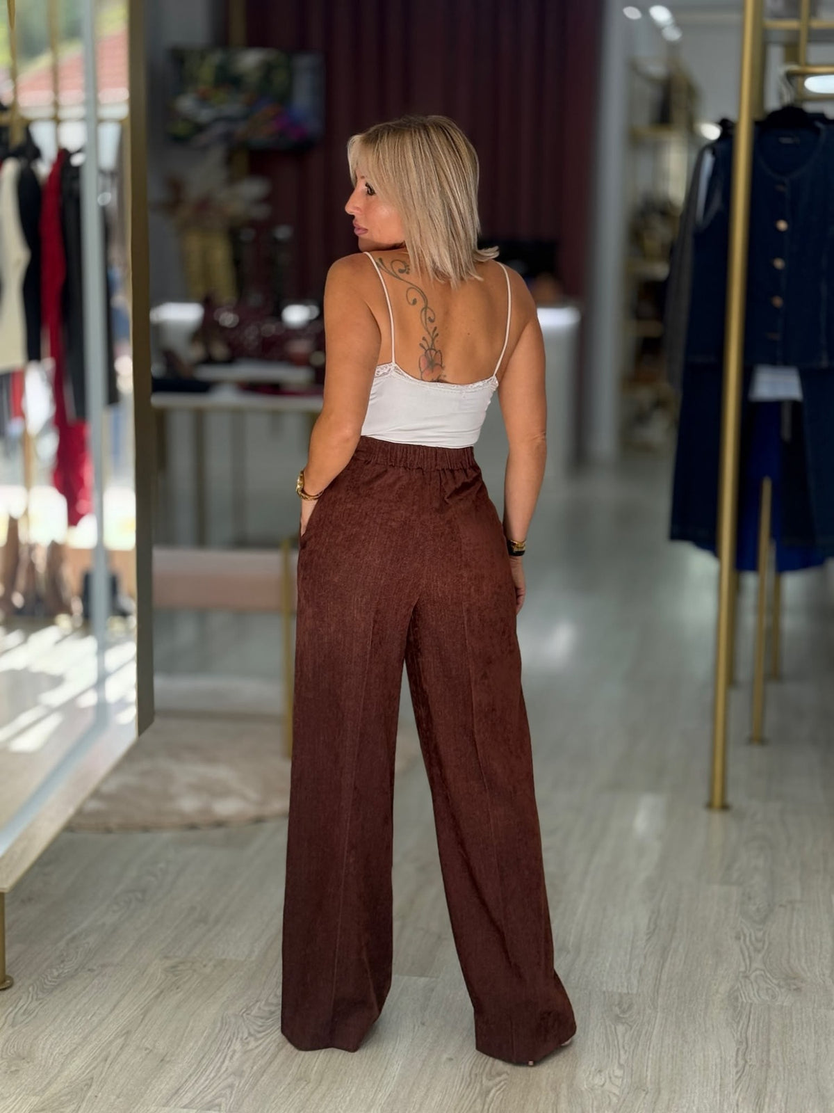 Calça wide leg com fivelas laterais