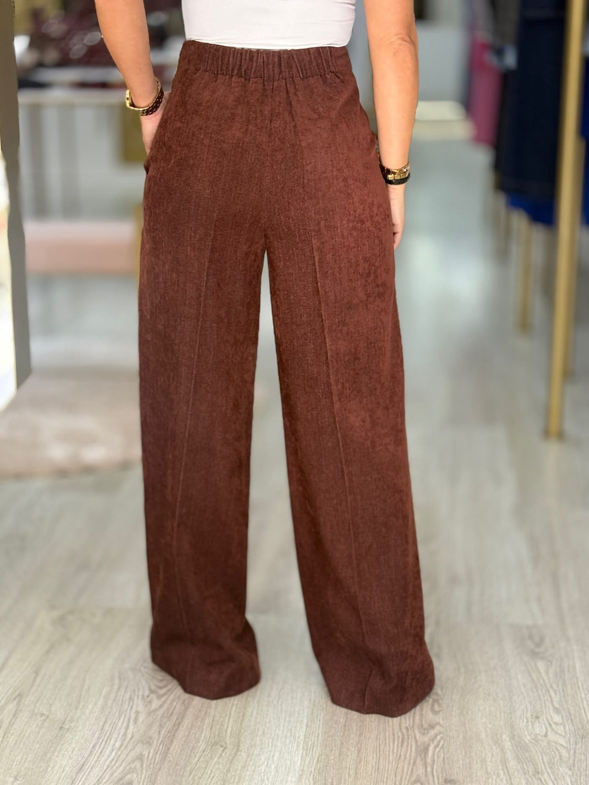 Calça wide leg com fivelas laterais