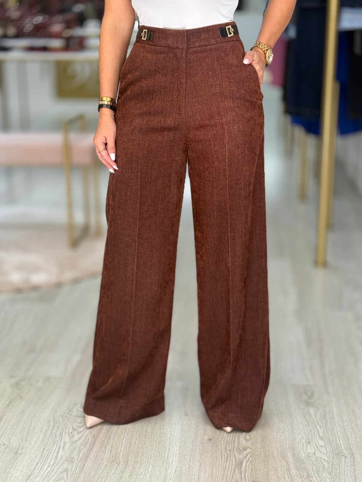 Calça wide leg com fivelas laterais