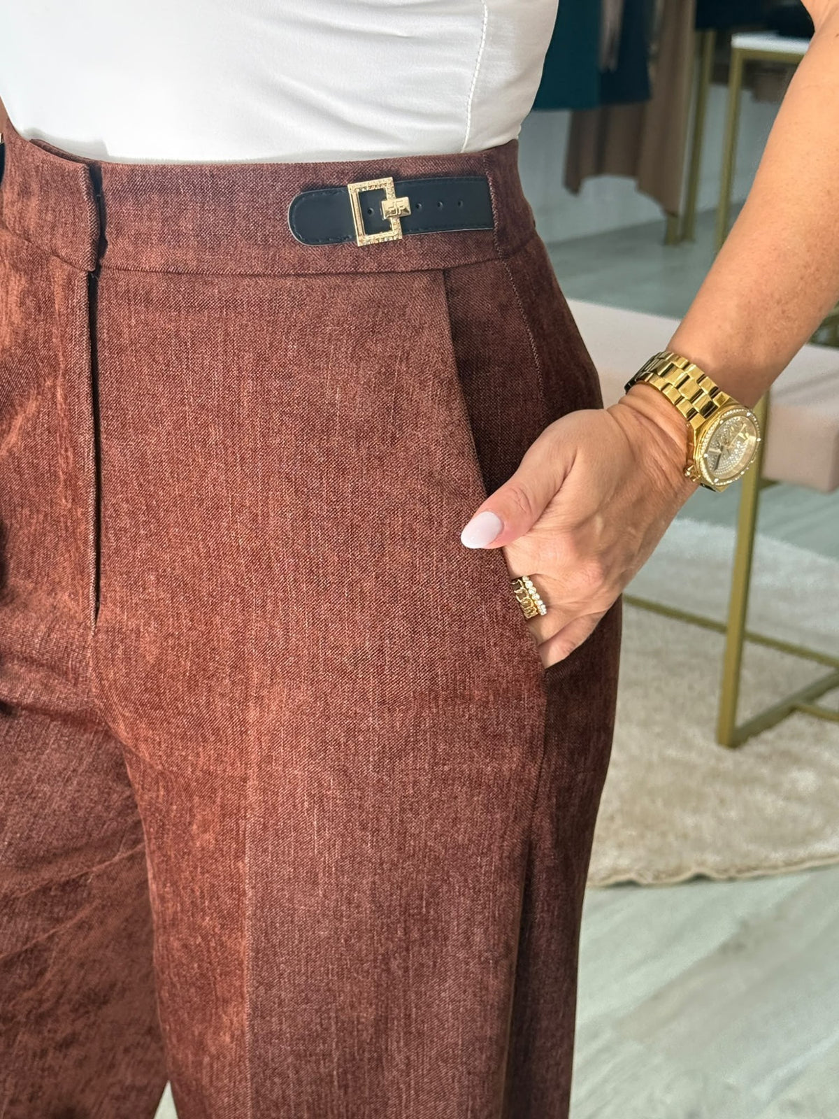 Calça wide leg com fivelas laterais