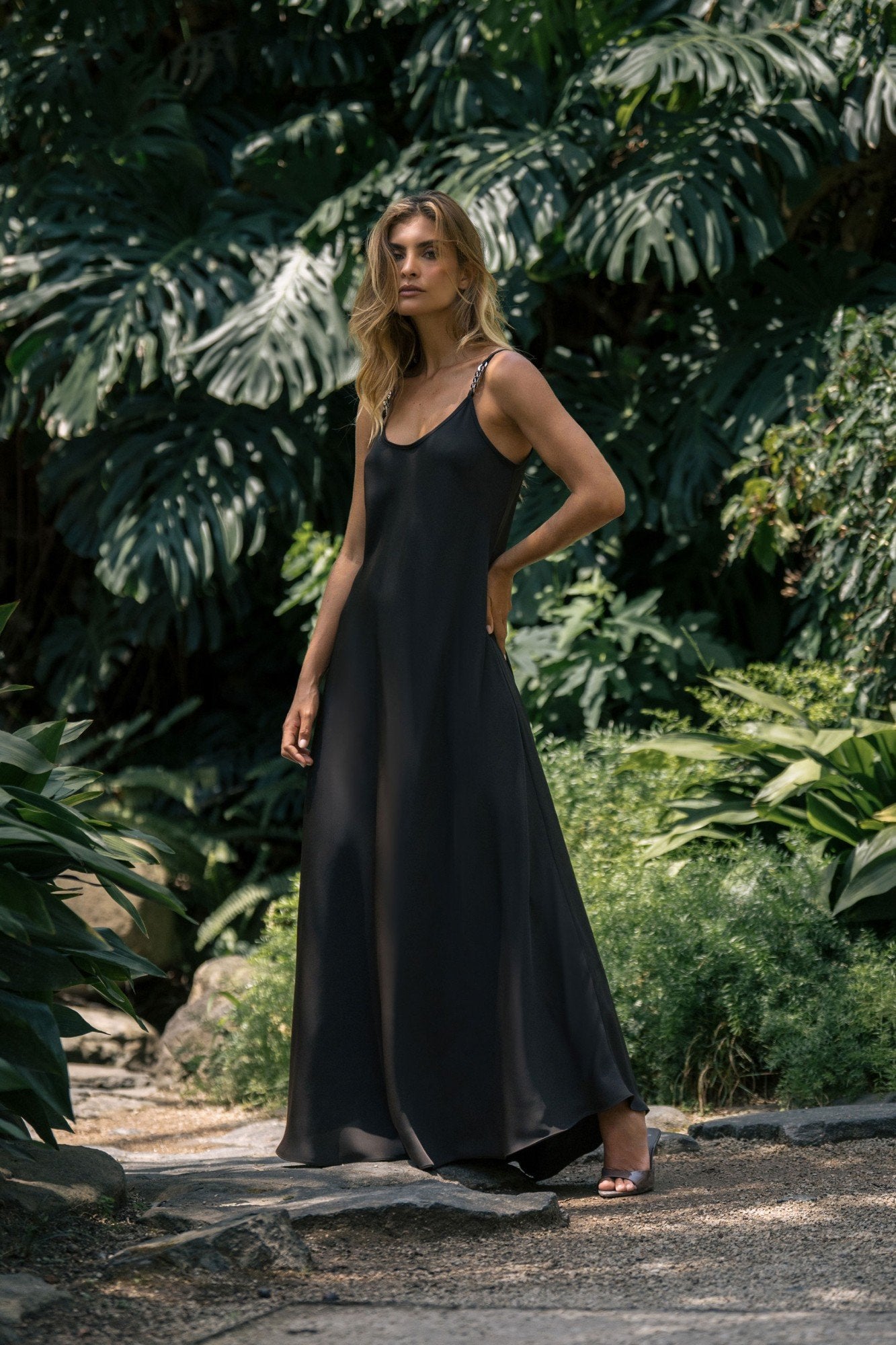 Vestido midi fluido de alças