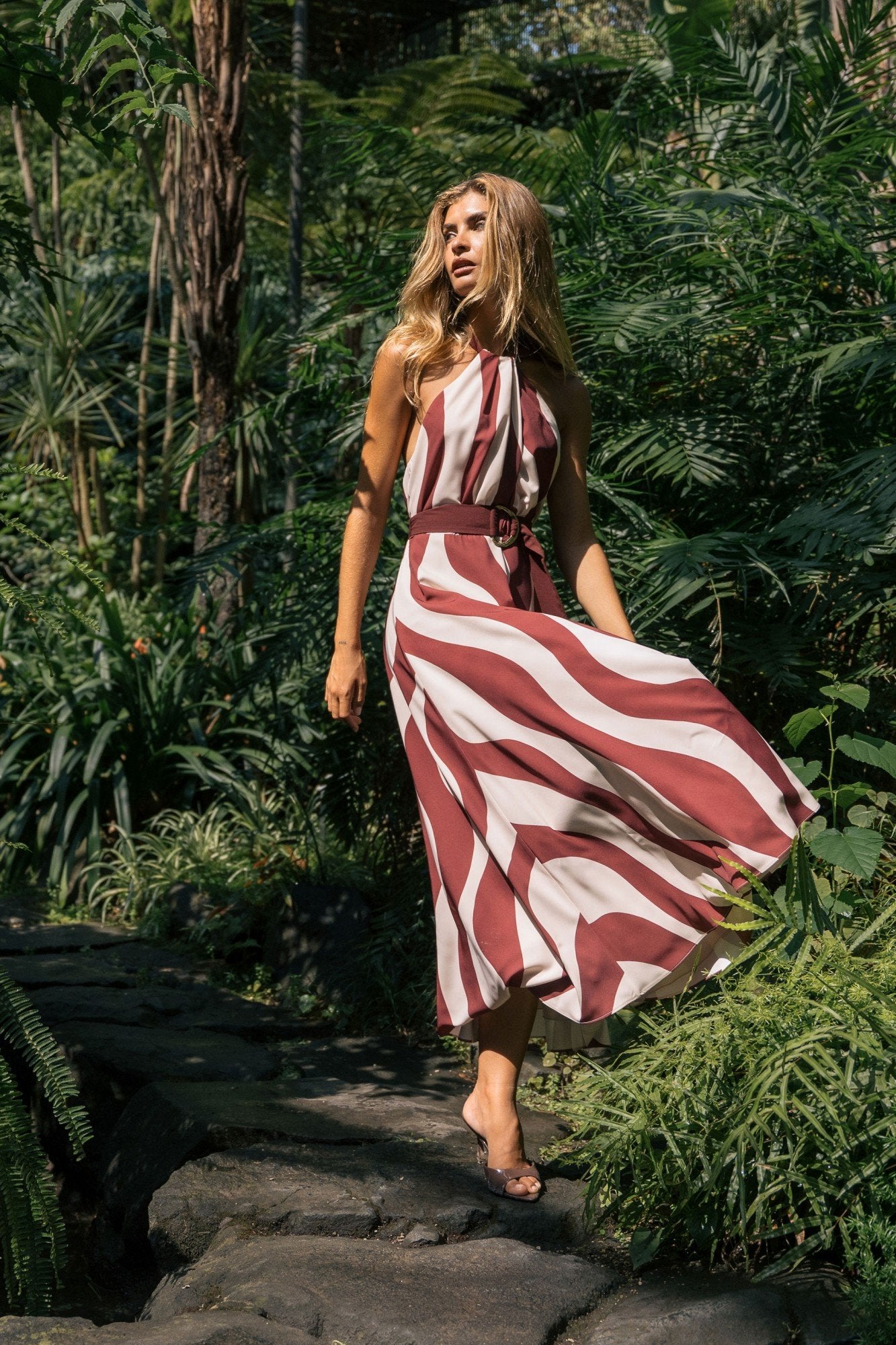 Vestido comprido com decote halter