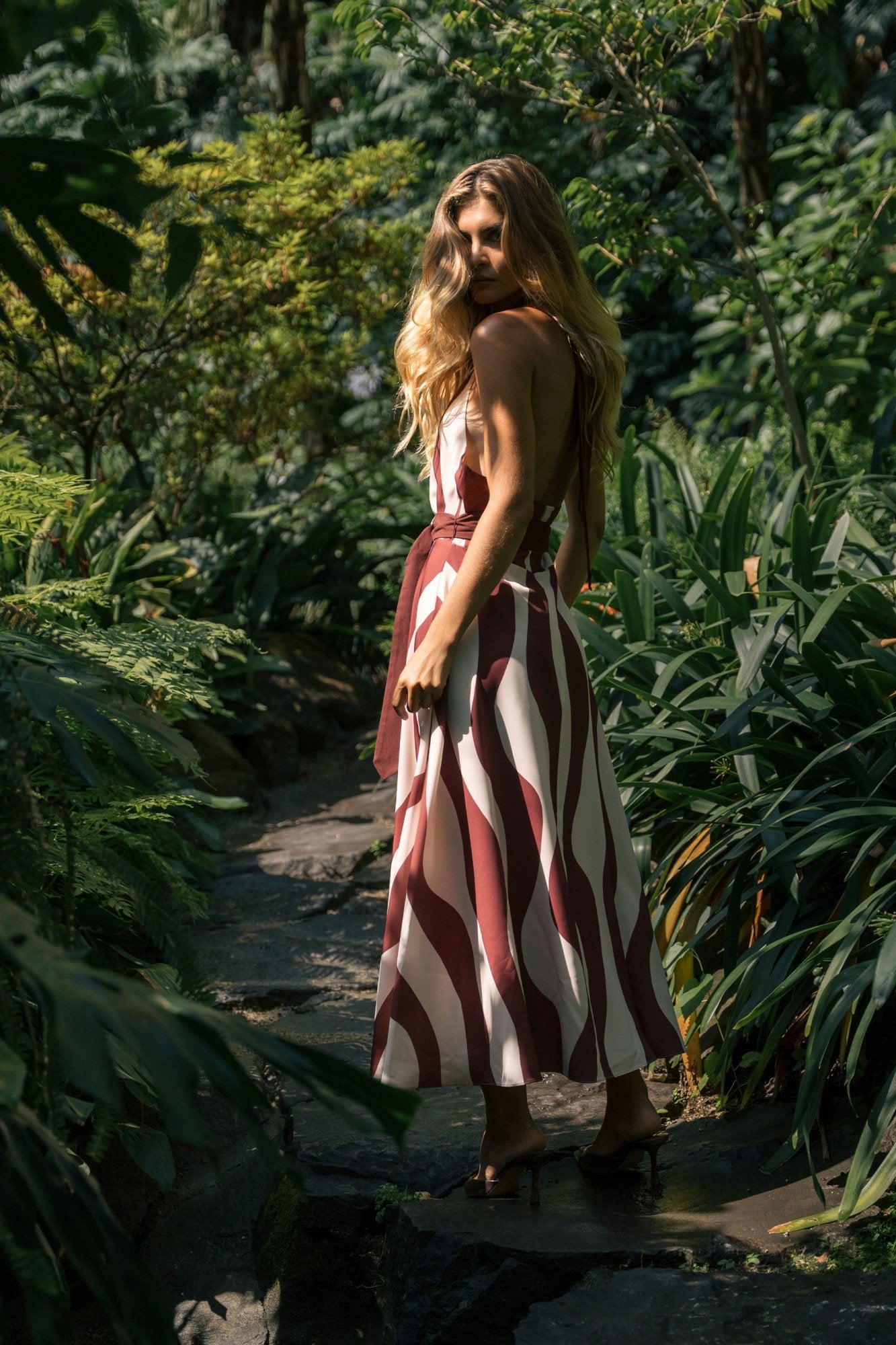 Vestido comprido com decote halter