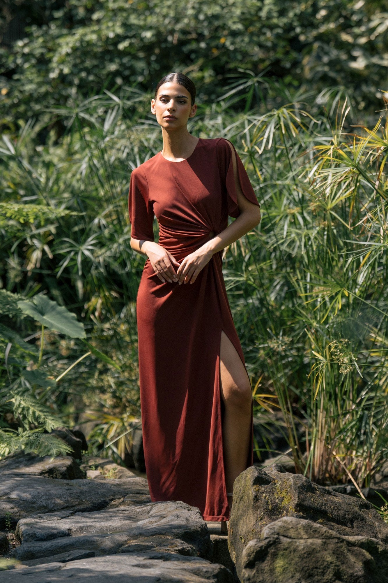 Vestido comprido drapeado com detalhe cut-out