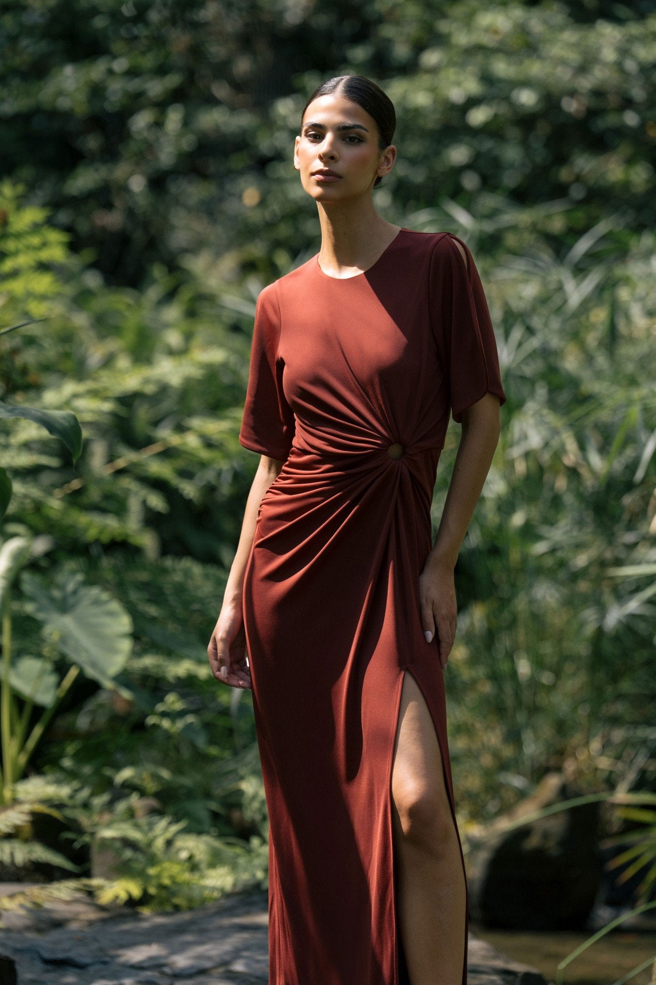 Vestido comprido drapeado com detalhe cut-out