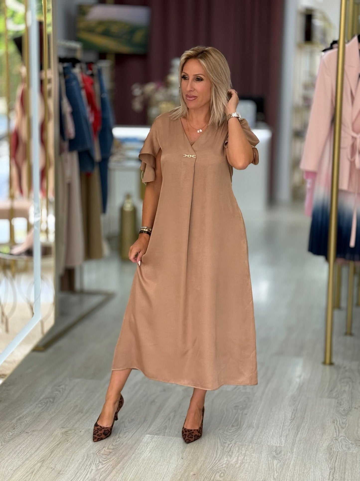 Vestido midi fluido com mangas em folho