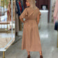 Vestido midi fluido com mangas em folho