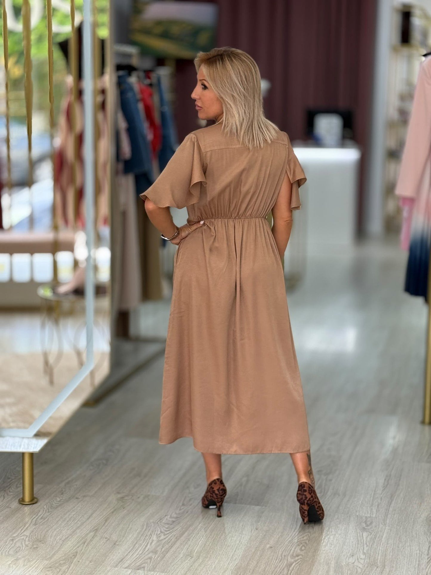Vestido midi fluido com mangas em folho