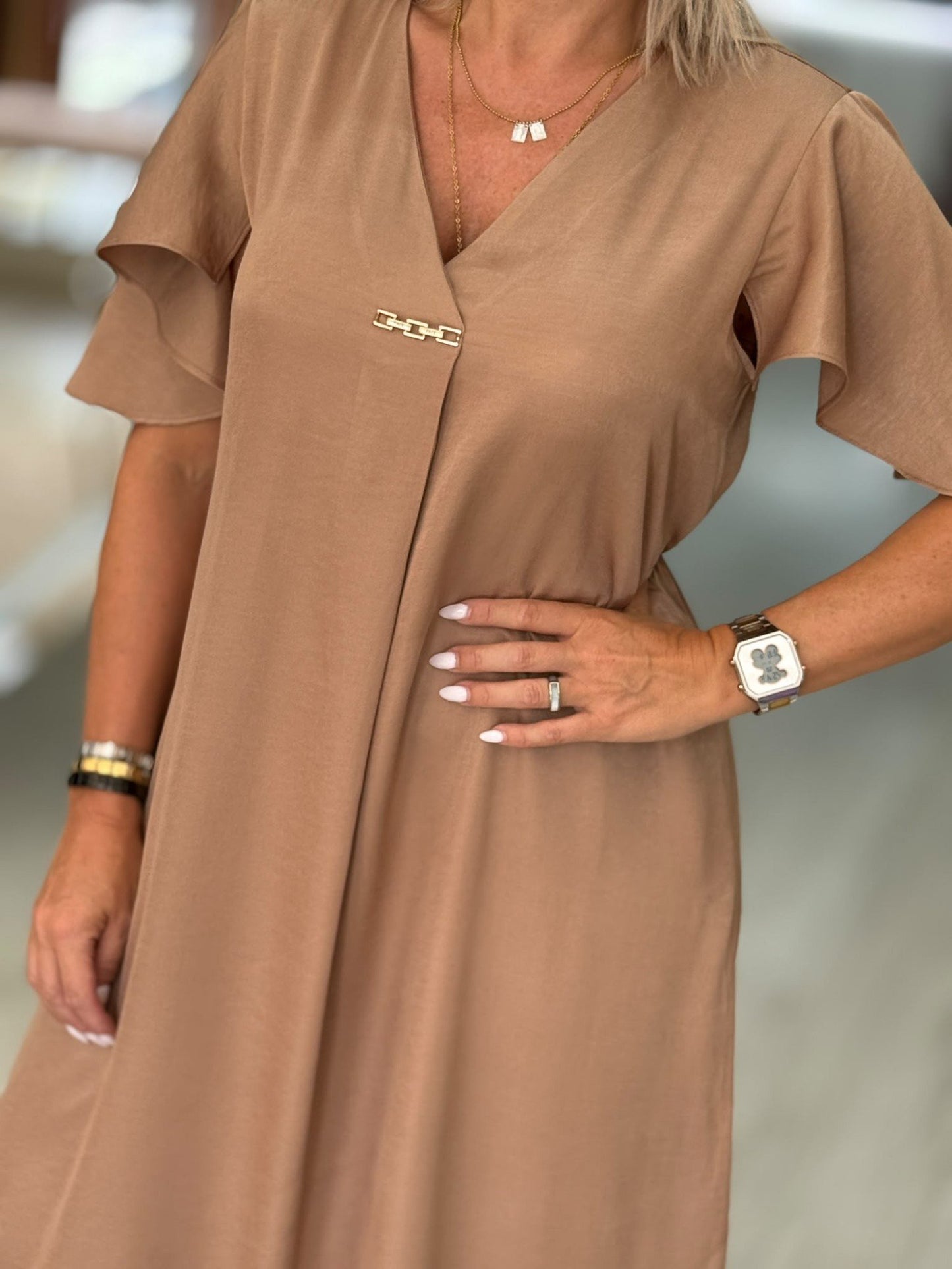 Vestido midi fluido com mangas em folho