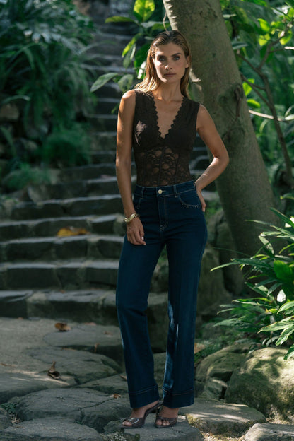 Jeans Straight Fit com Aplicações Brilhantes