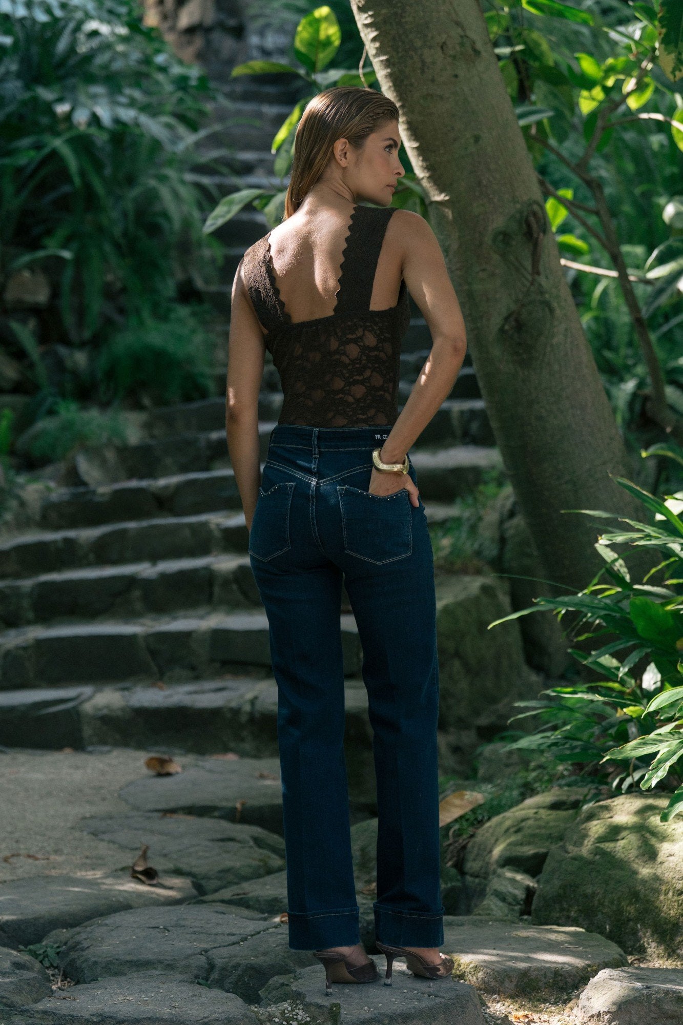 Jeans Straight Fit com Aplicações Brilhantes