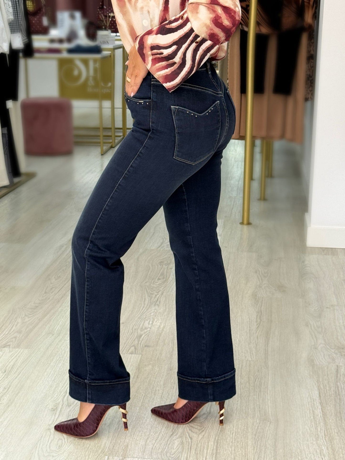 Jeans Straight Fit com Aplicações Brilhantes