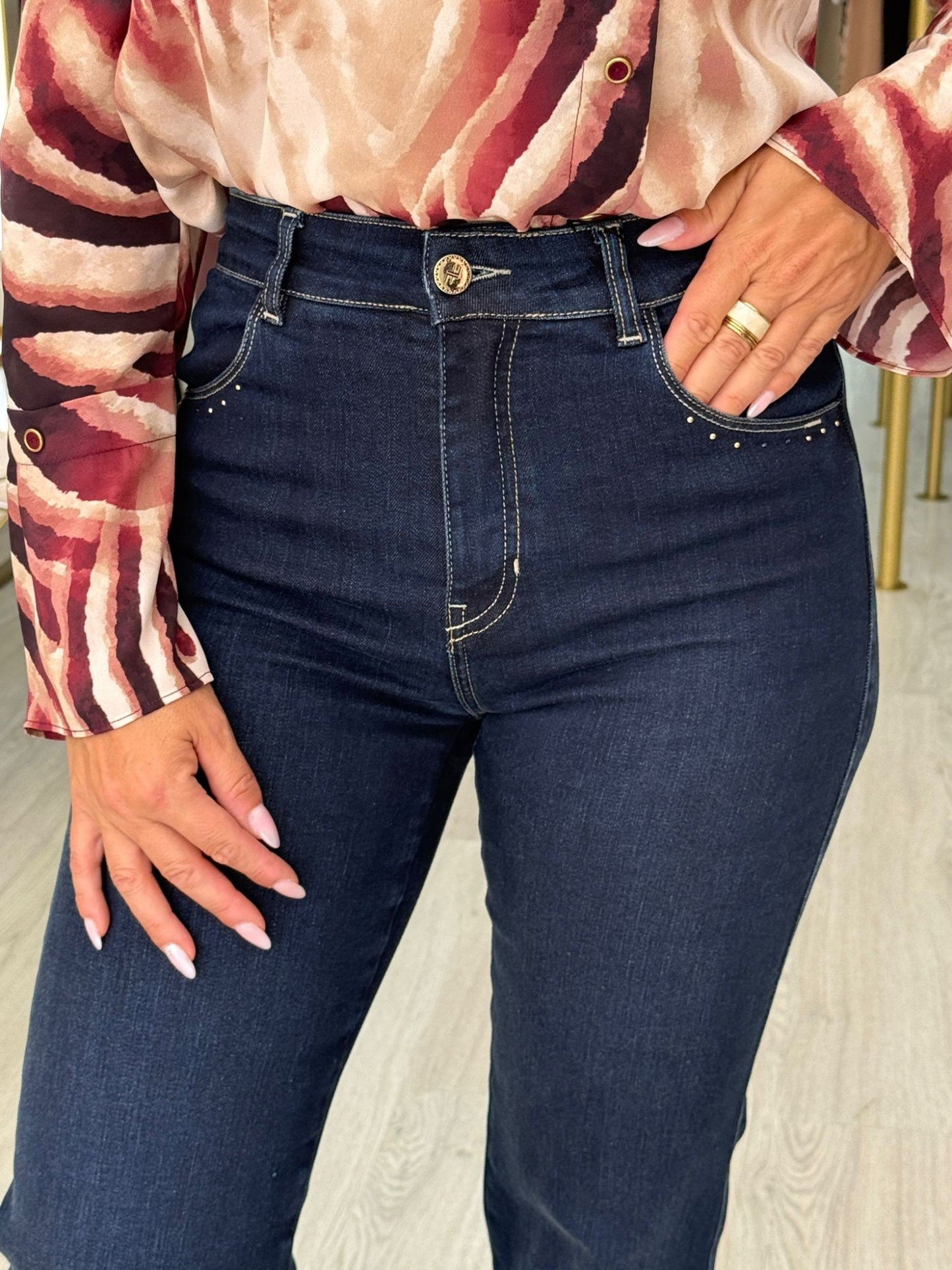 Jeans Straight Fit com Aplicações Brilhantes