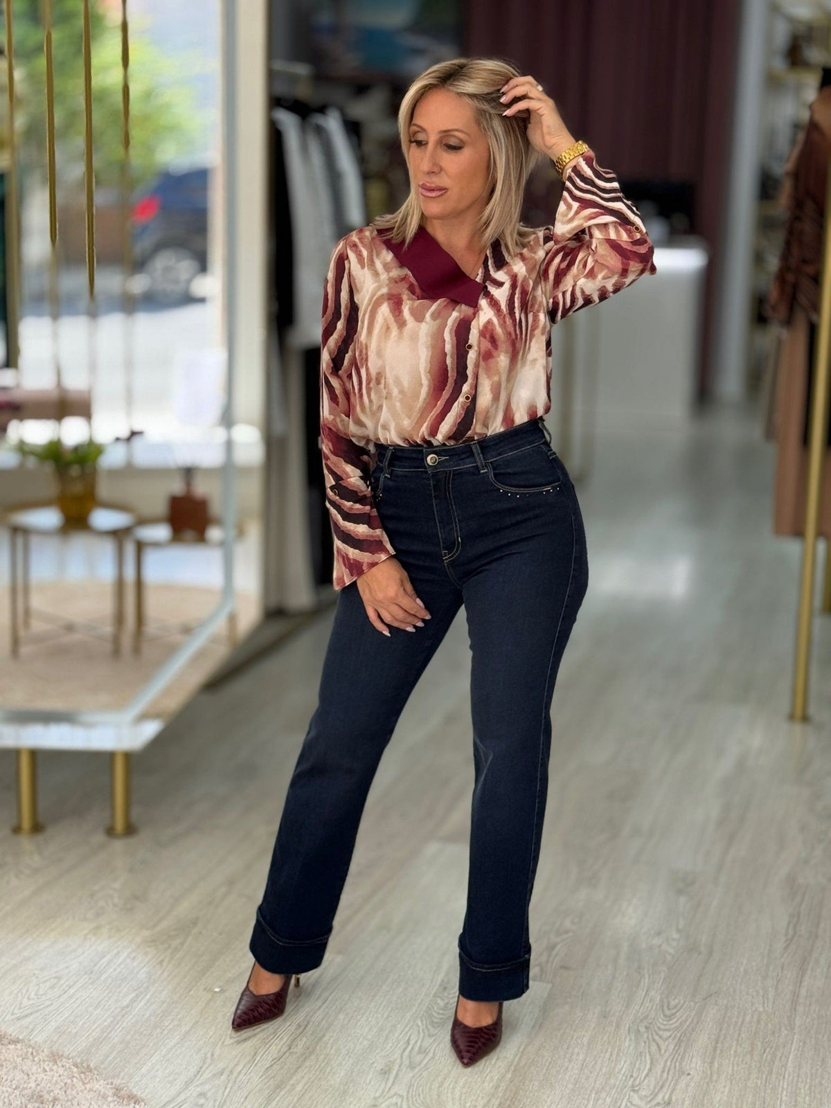 Jeans Straight Fit com Aplicações Brilhantes