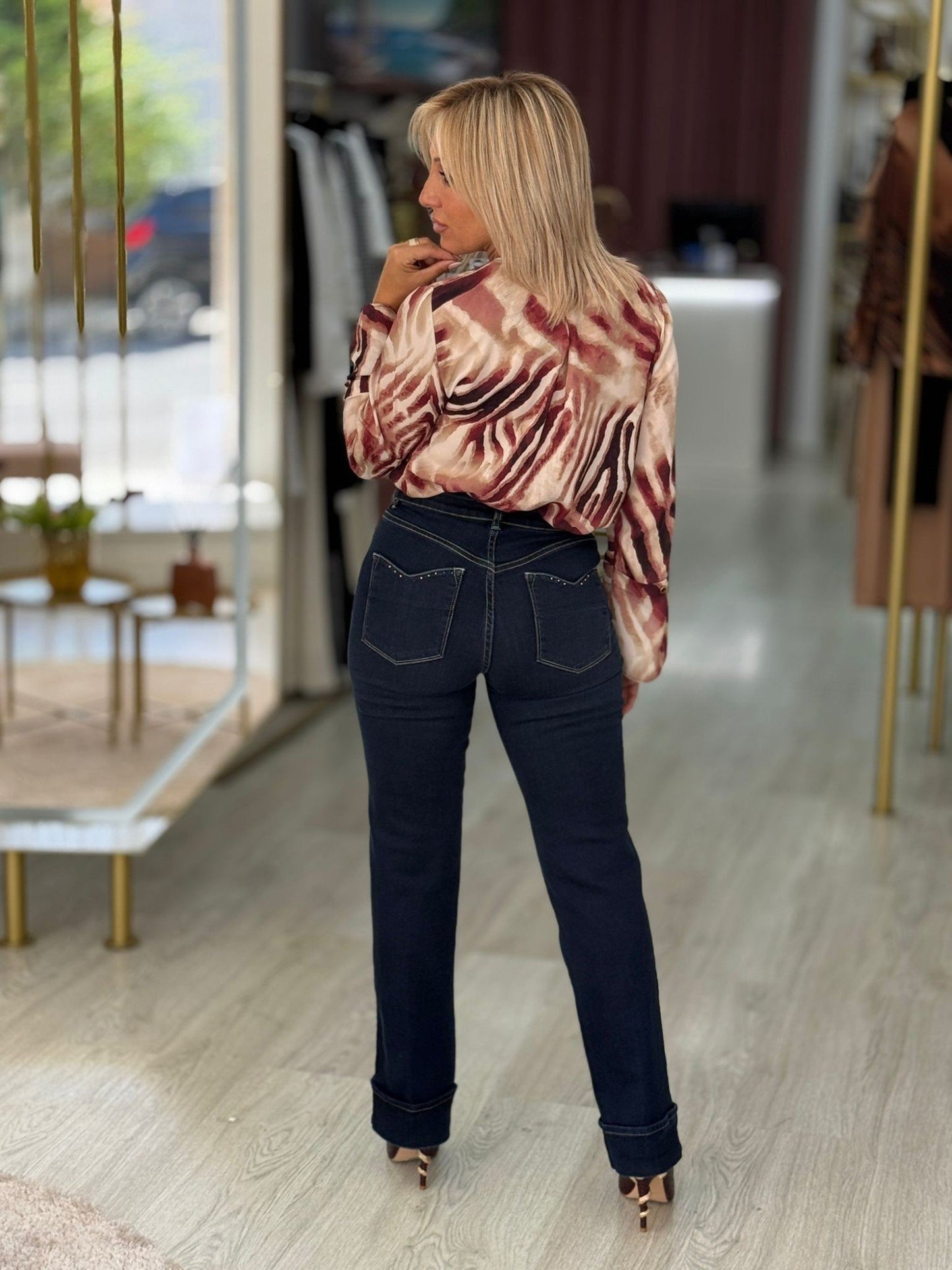 Jeans Straight Fit com Aplicações Brilhantes