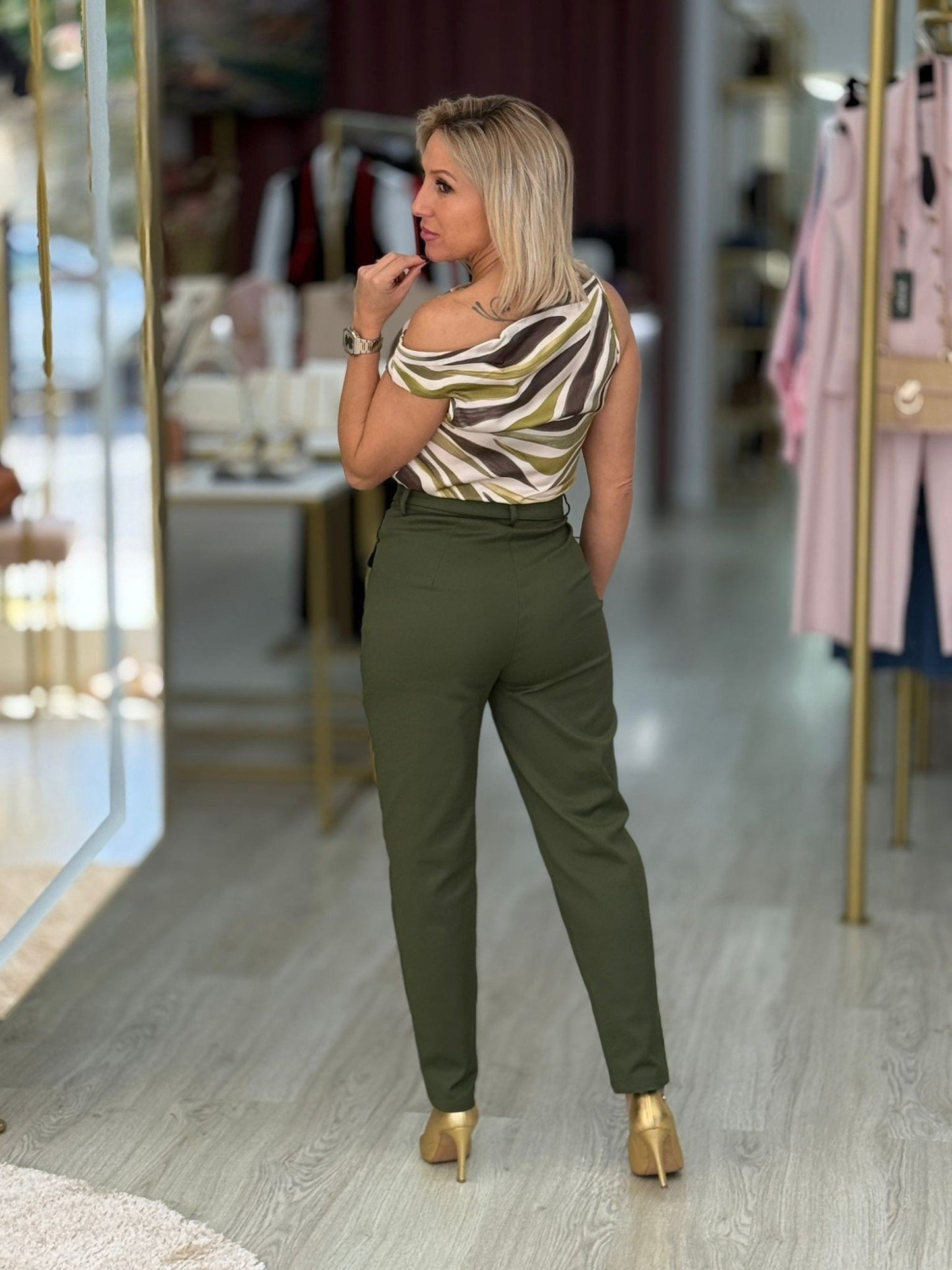 Calça clássica com cinto