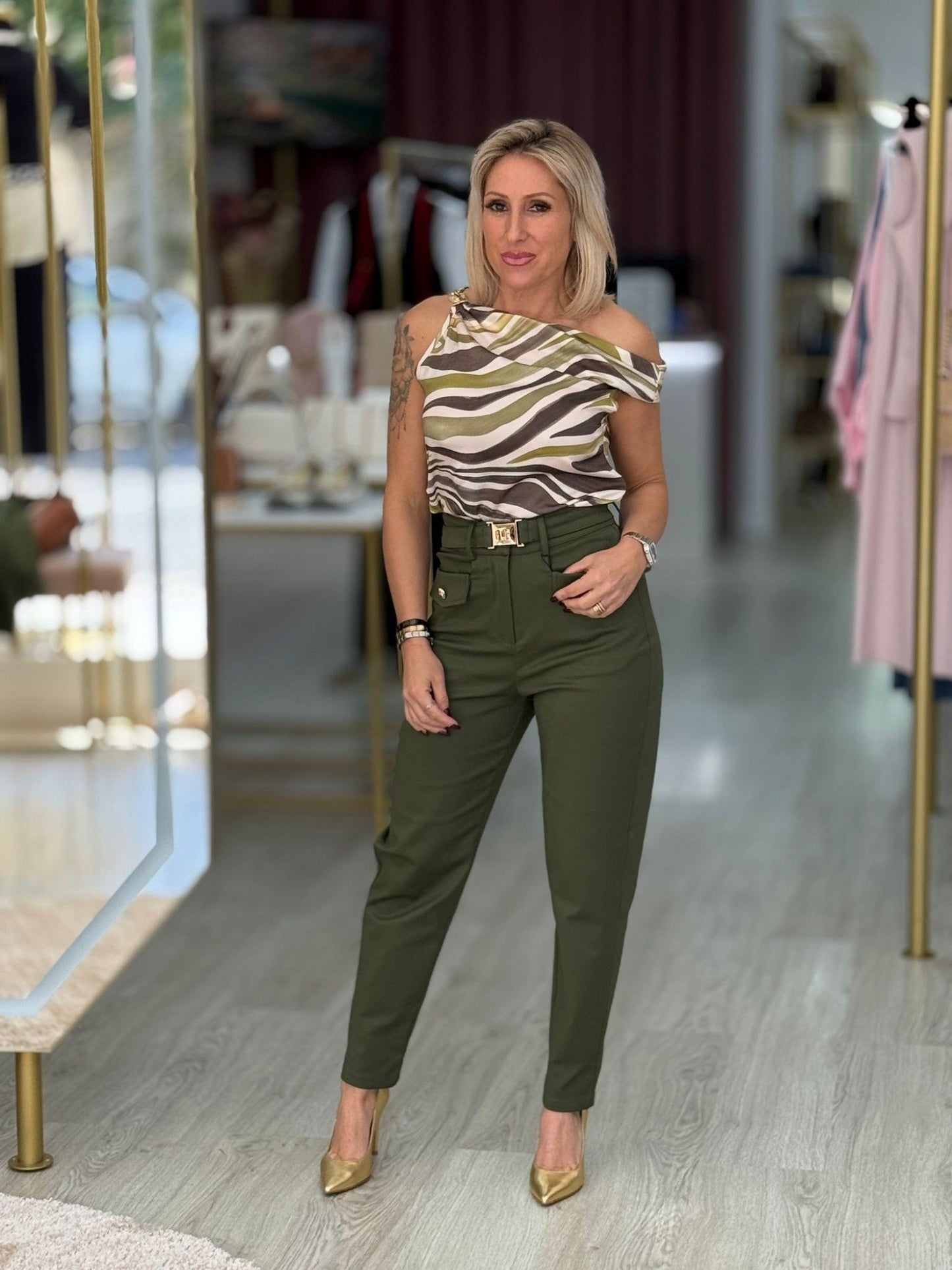 Calça clássica com cinto