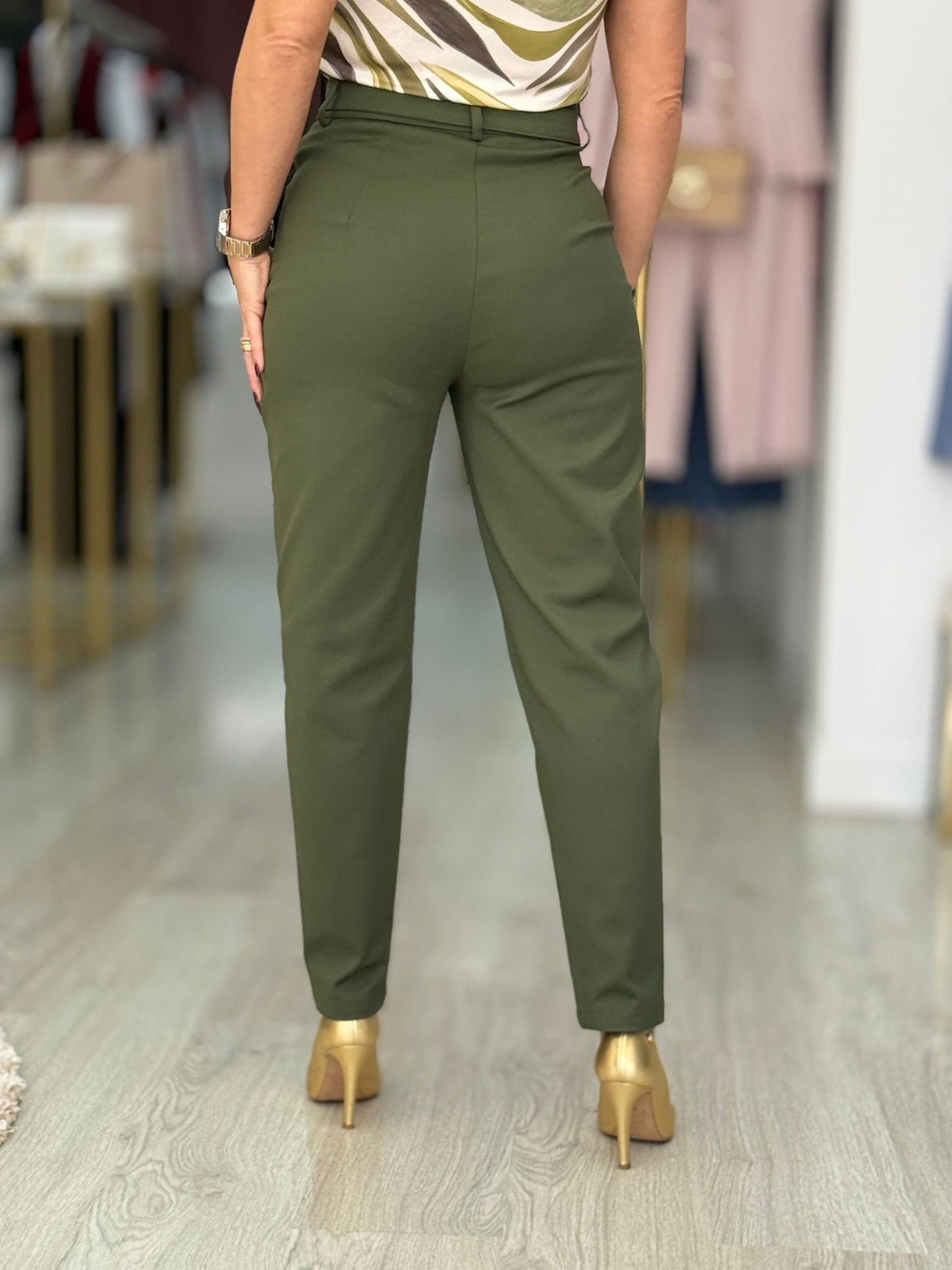 Calça clássica com cinto