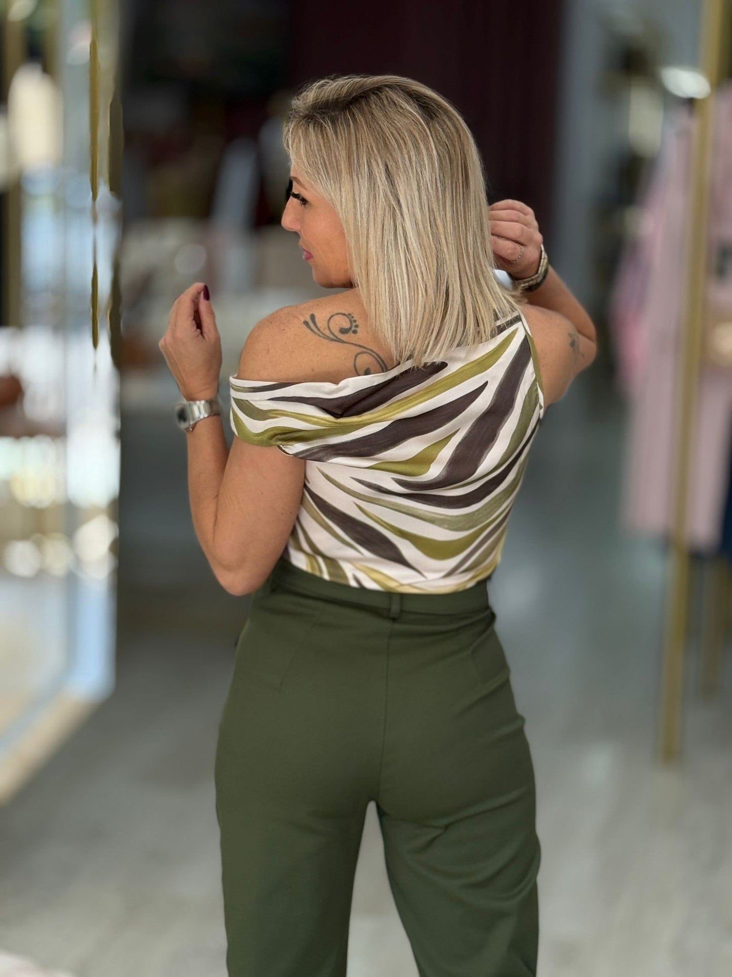 Top curto sem mangas