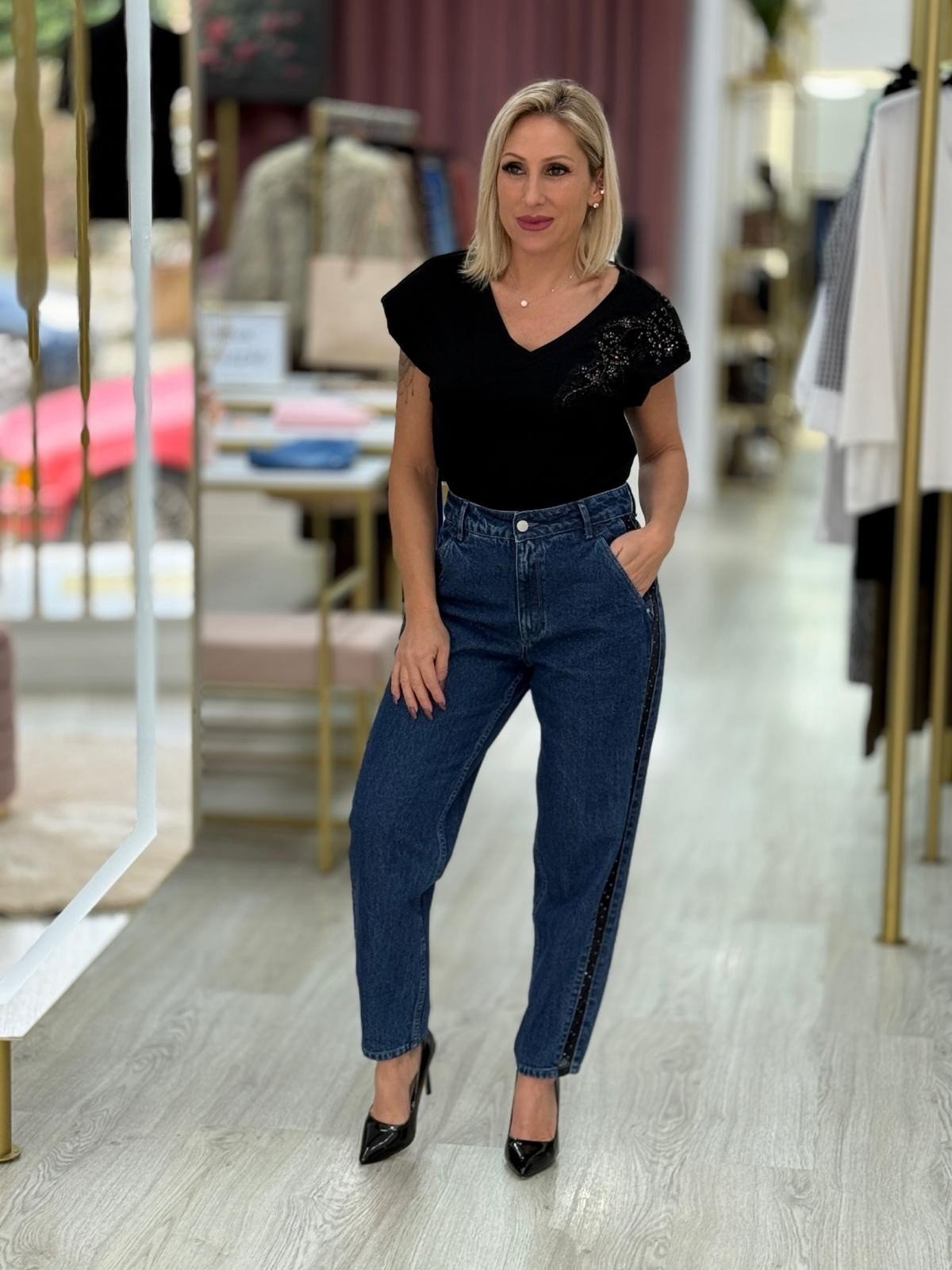 T-shirt com pedraria