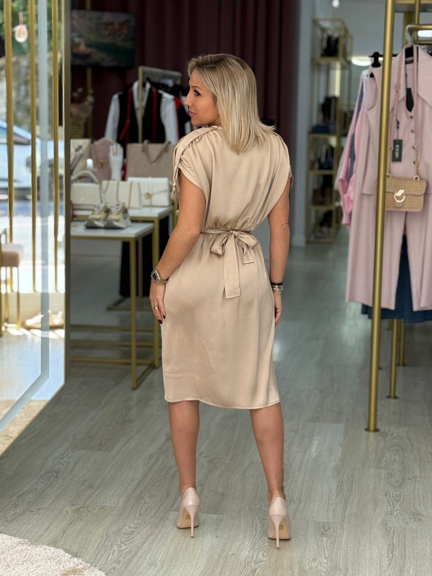 Vestido midi com cinto