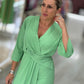 Vestido midi com efeito trespasse