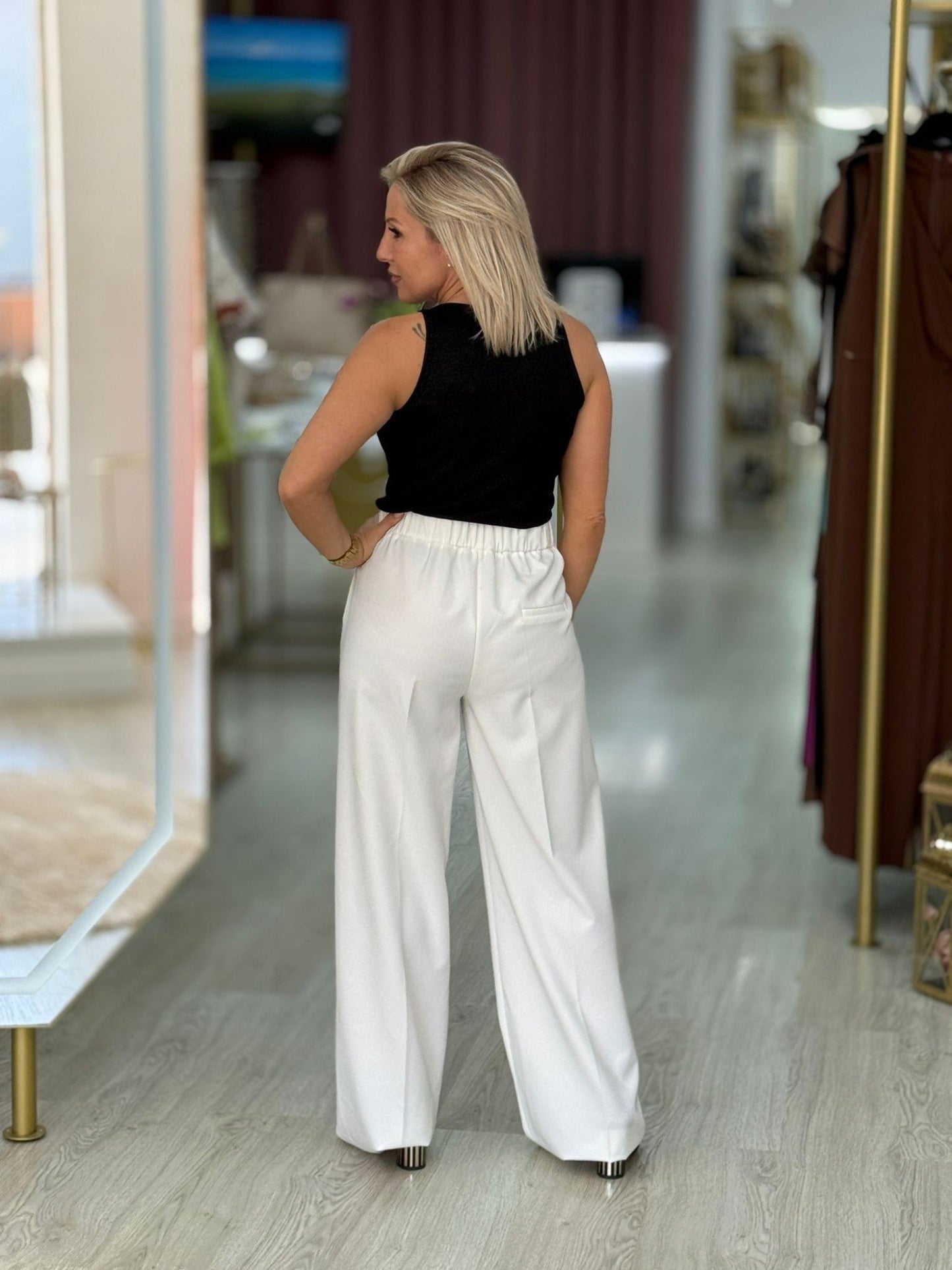 Calça clássica com botão metálico personalizado