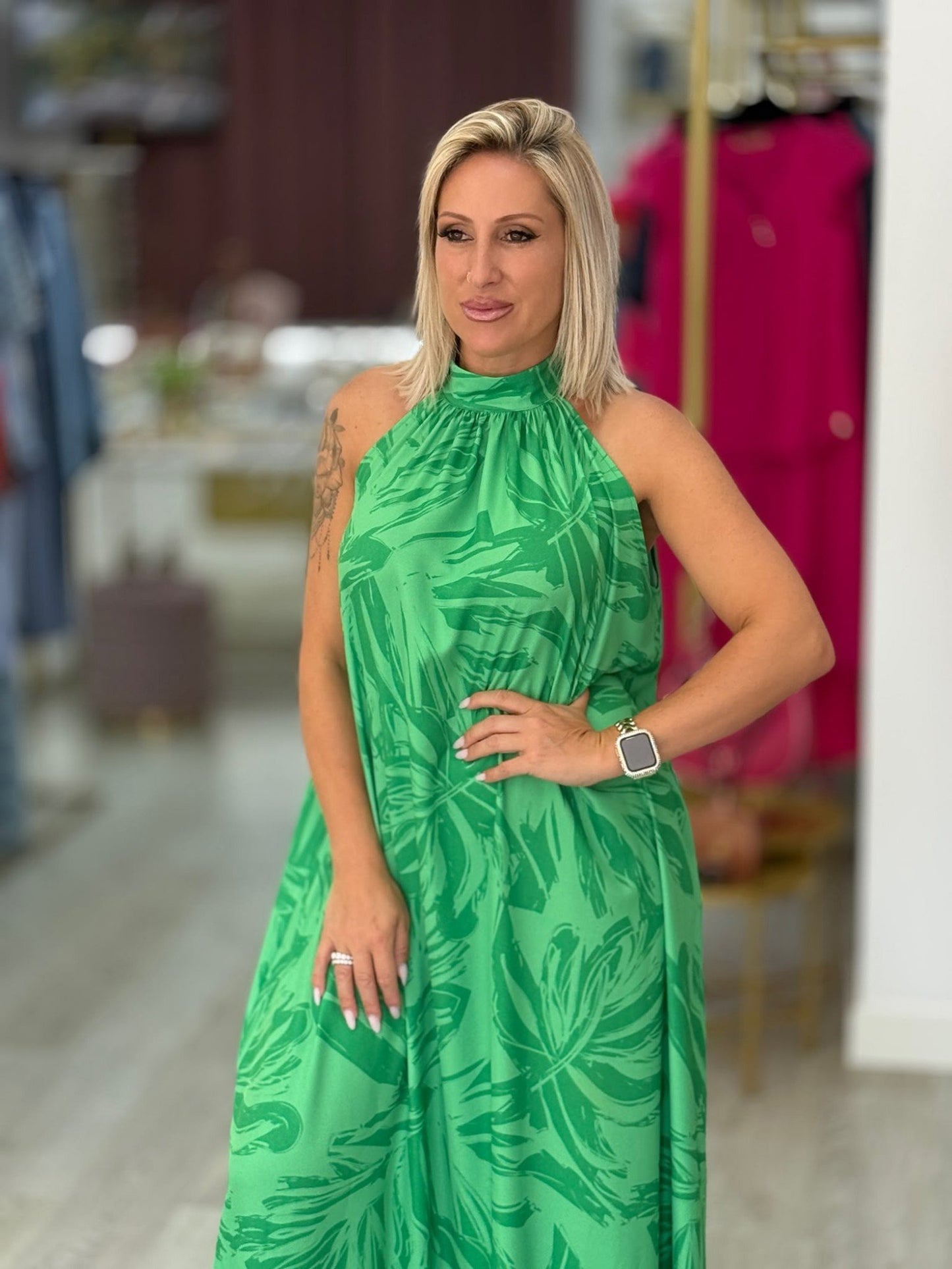 Vestido comprido estampado com decote halter