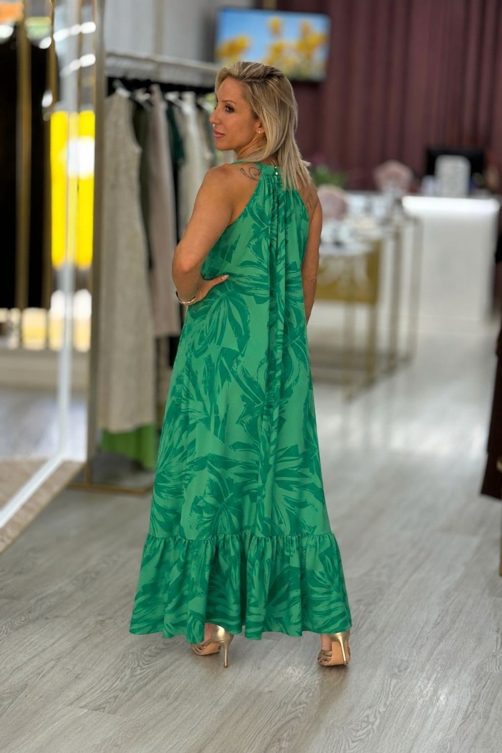 Vestido comprido estampado com decote halter