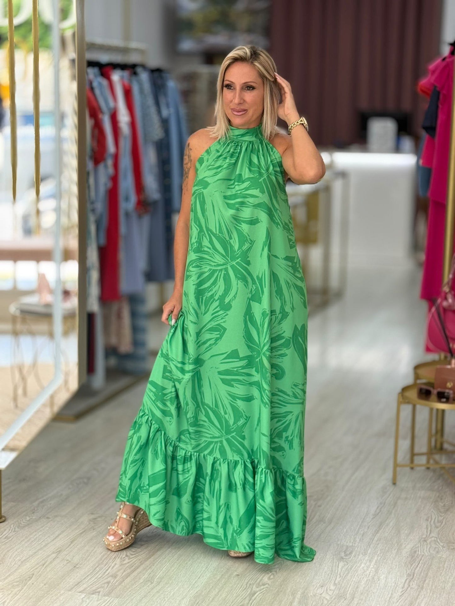 Vestido comprido estampado com decote halter