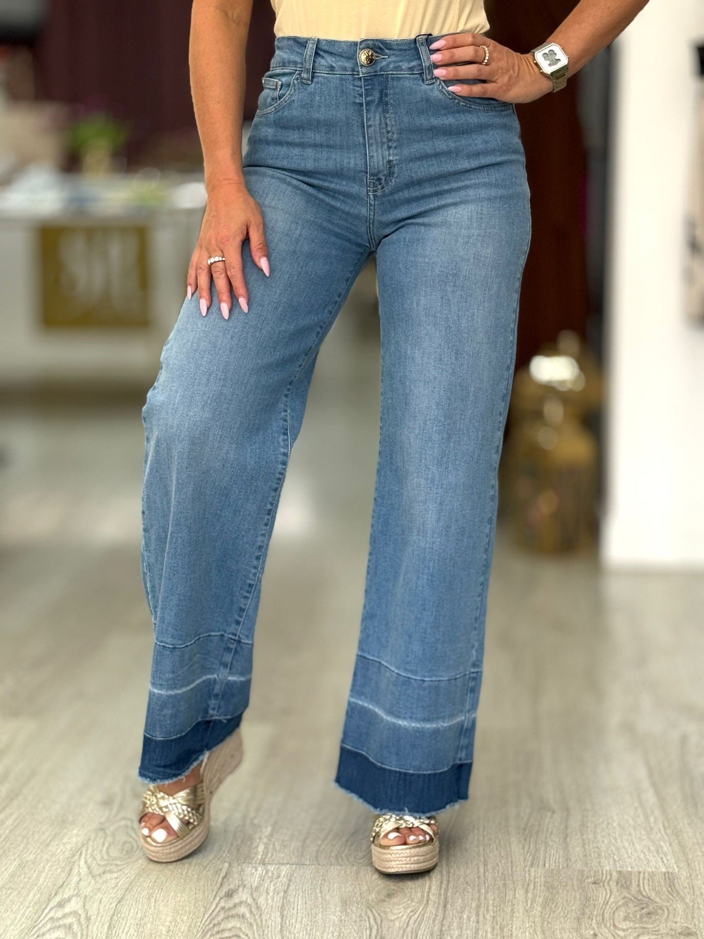 Jeans wide leg com detalhe na baínha