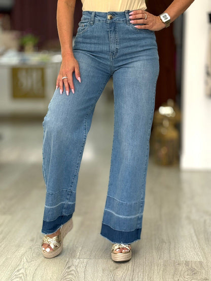 Jeans wide leg com detalhe na baínha