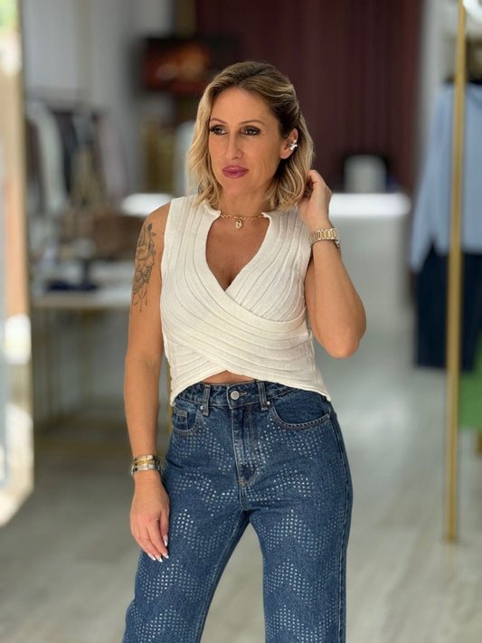 Top de malha com decote em V e detalhe entrançado (+ cores)