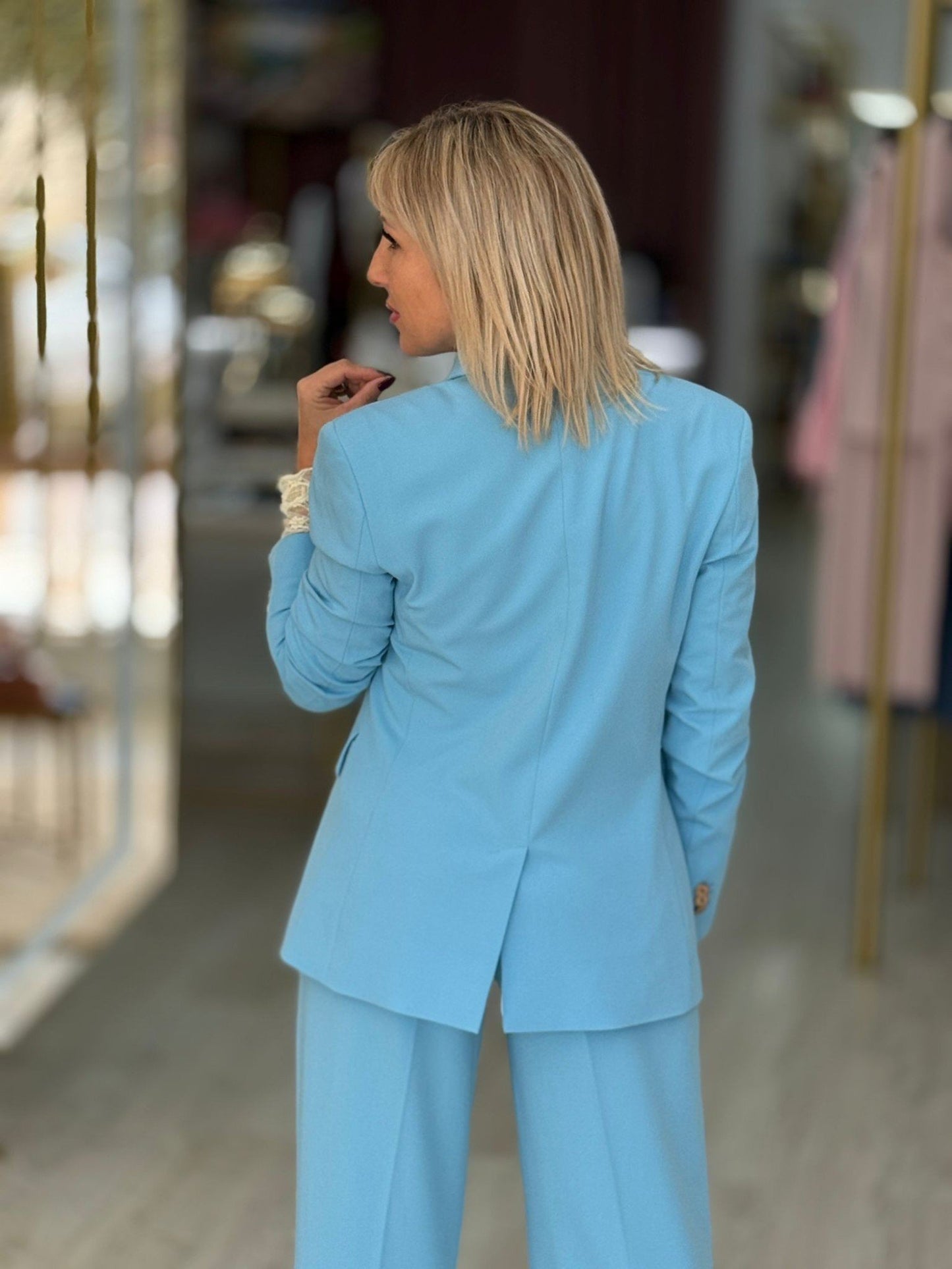 Blazer clássico com botão metálico personalizado
