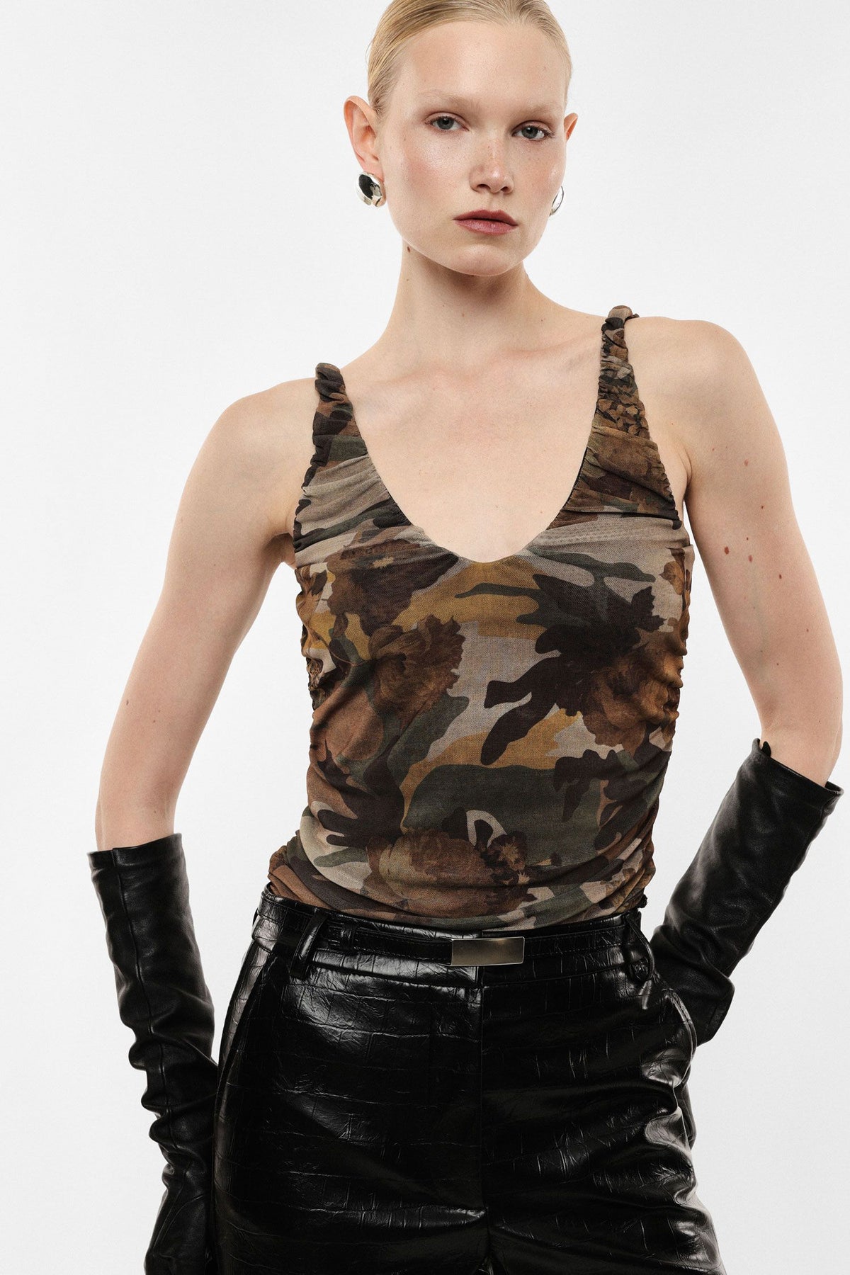 Top com alças franzidas e estampado floral